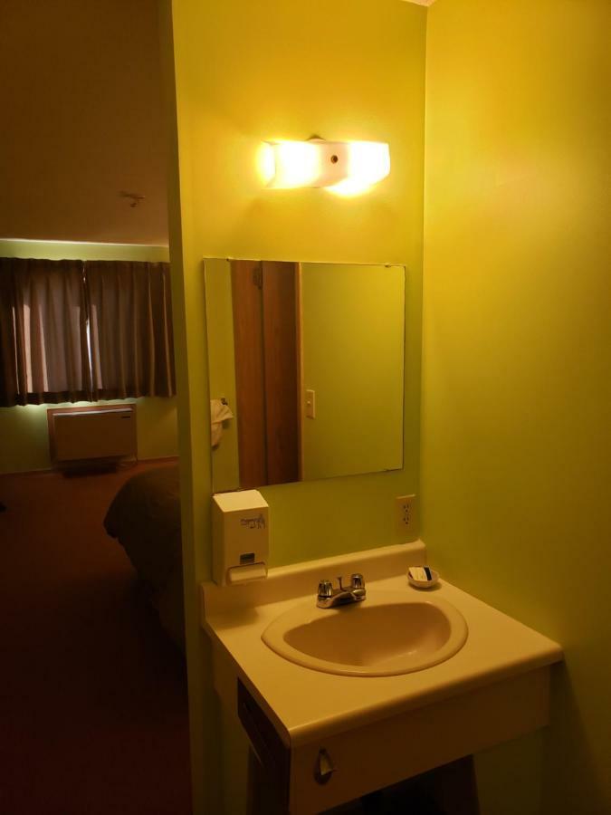 Tower Inn Estevan Zewnętrze zdjęcie