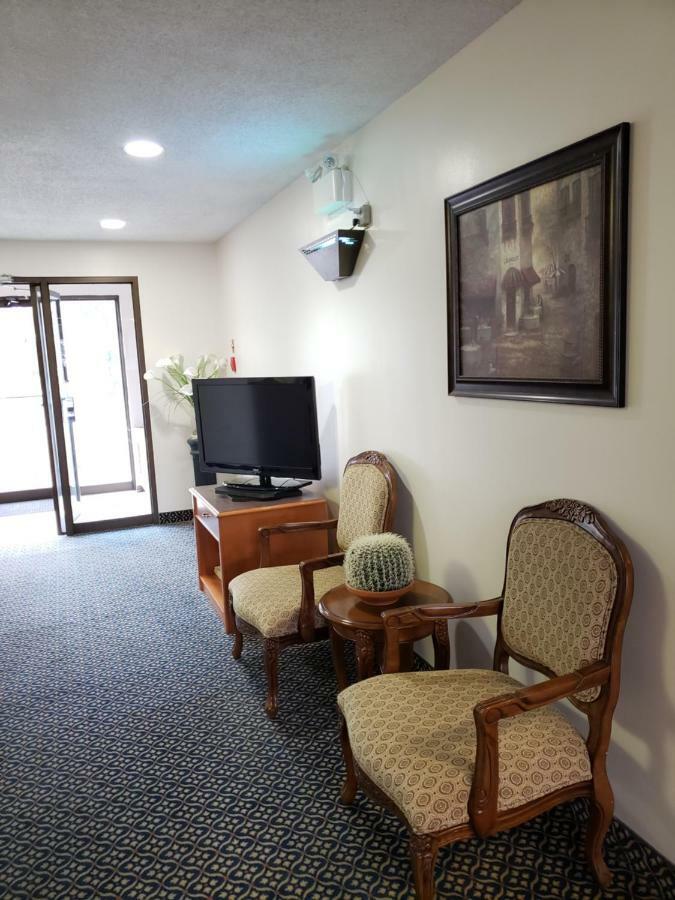 Tower Inn Estevan Zewnętrze zdjęcie